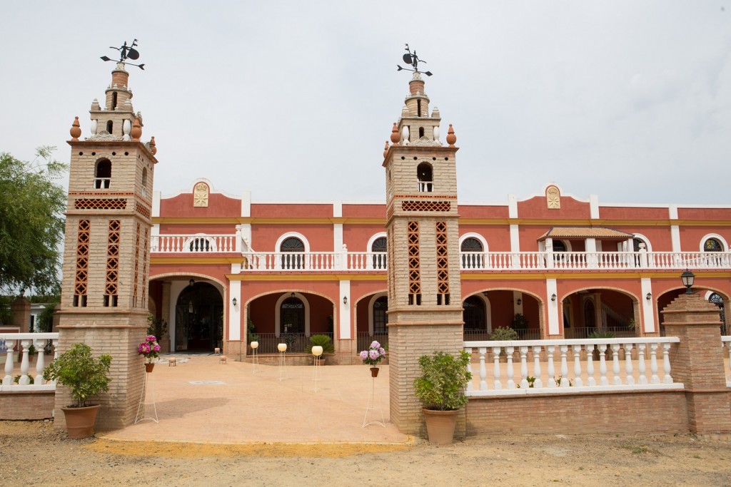 Fachada de Hacienda Mesa del Rey con sus dos torres