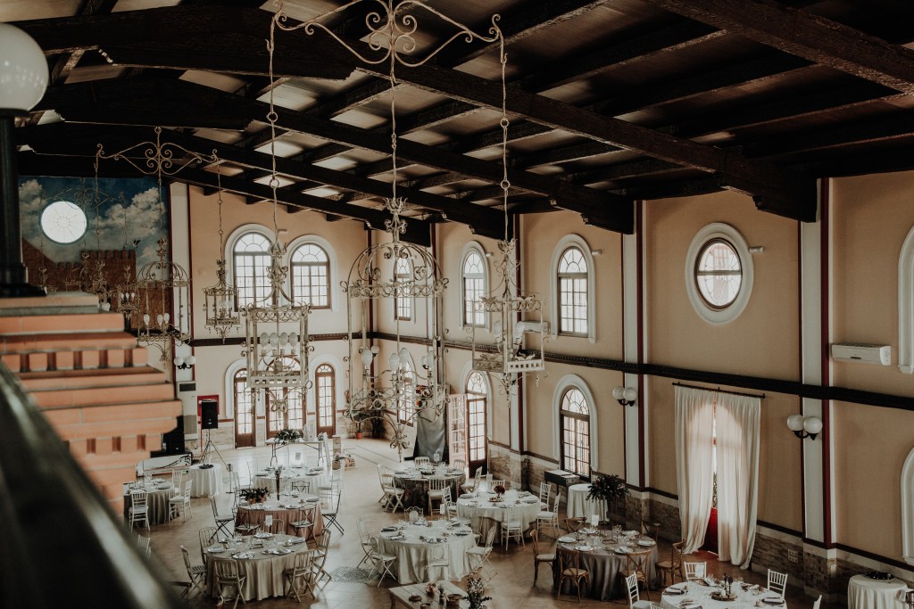 Gran salón de celebraciones montado para un banquete