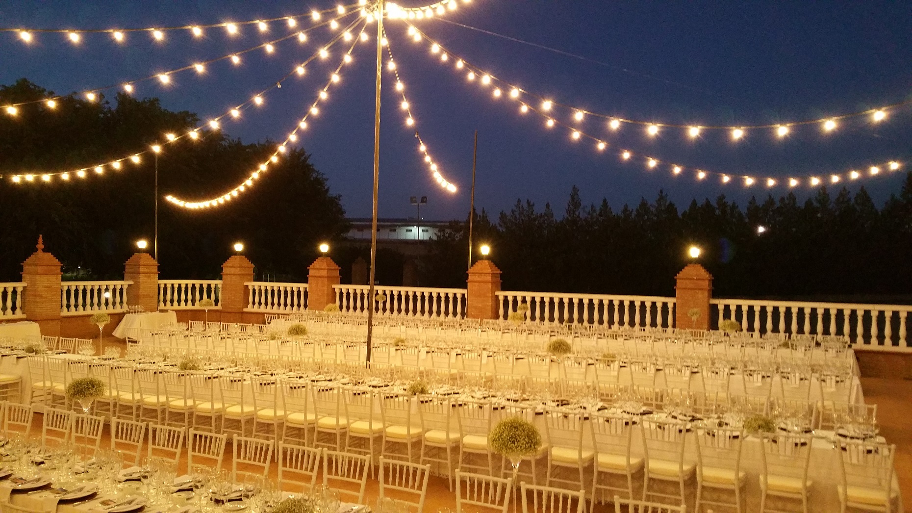 Jardín de Hacienda Mesa del Rey iluminado de noche para una celebración